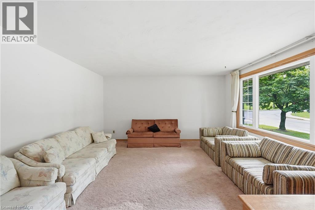 6 Caprice Court, Hamilton, ON - Indoor Photo Showing Living Room