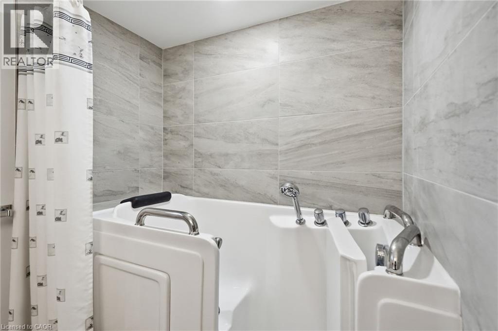 6 Caprice Court, Hamilton, ON - Indoor Photo Showing Bathroom