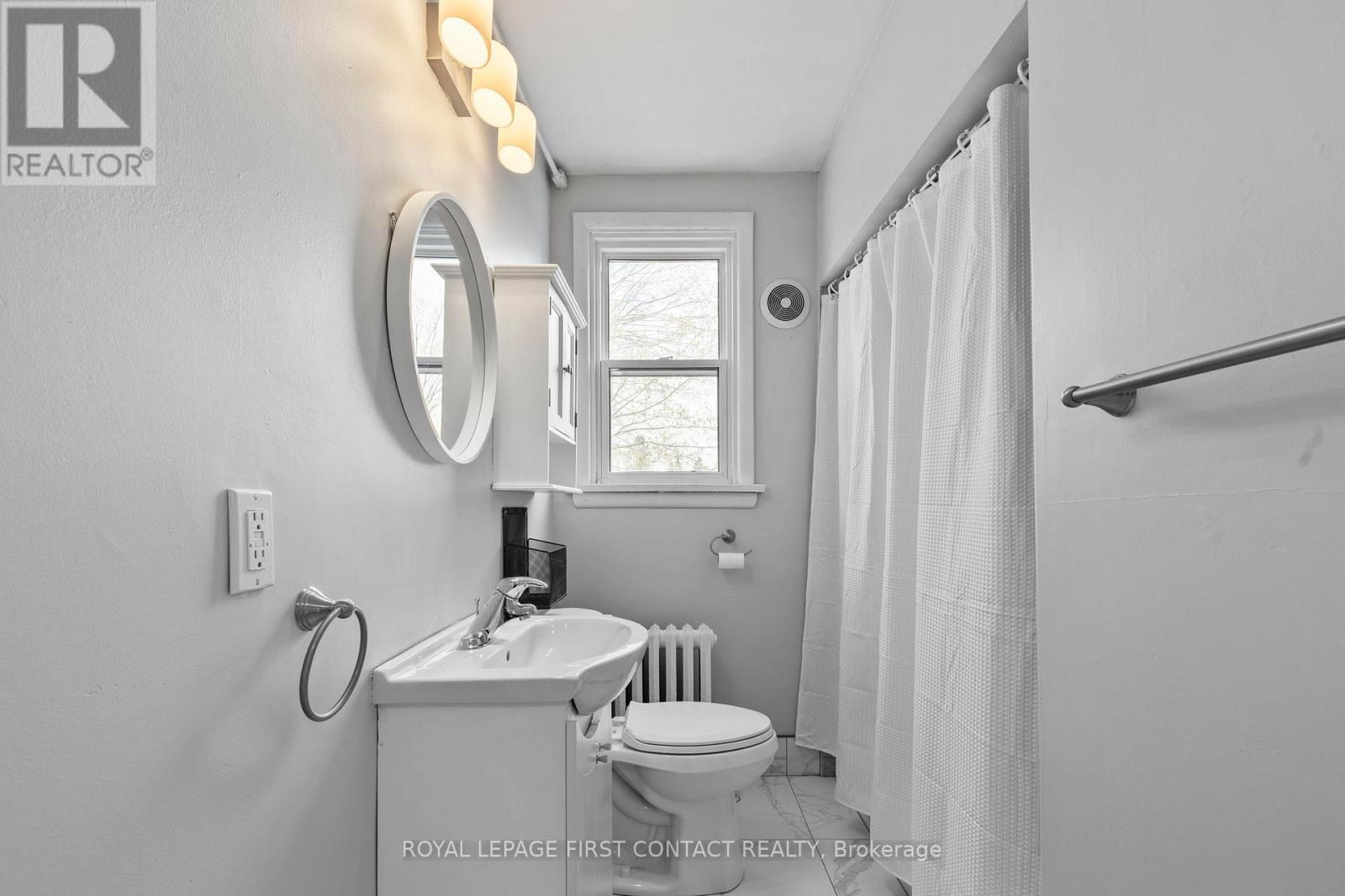 4 Piece Bath - 134 Napier Street, Barrie, ON - Indoor Photo Showing Bathroom