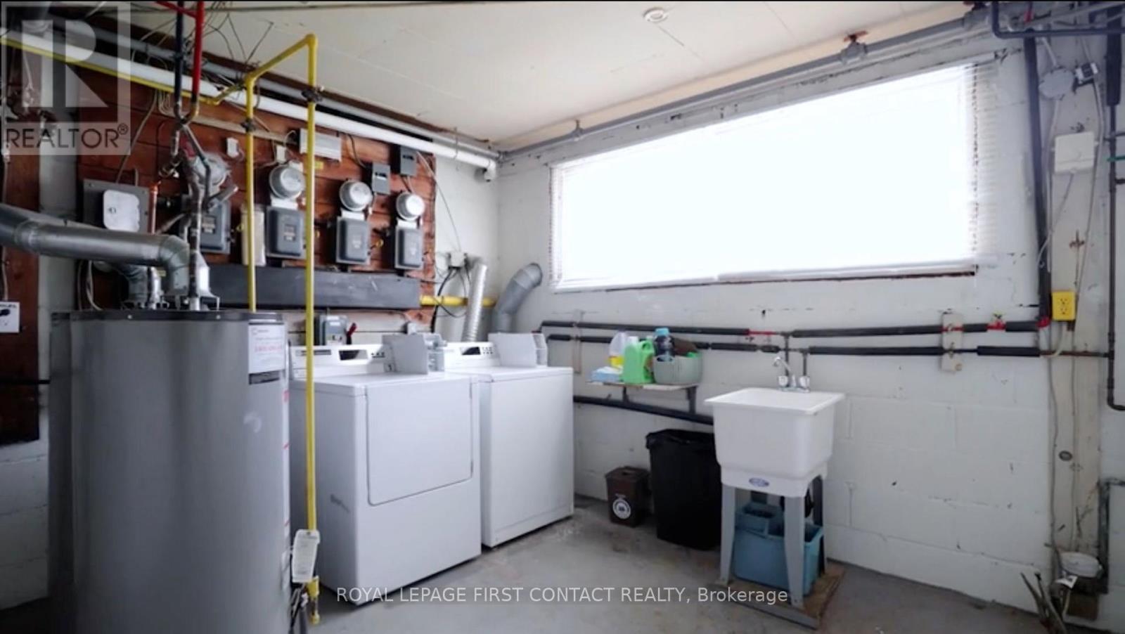 Shared Coinomatic Laundry, Separate Hydro - 134 Napier Street, Barrie, ON - Indoor Photo Showing Laundry Room