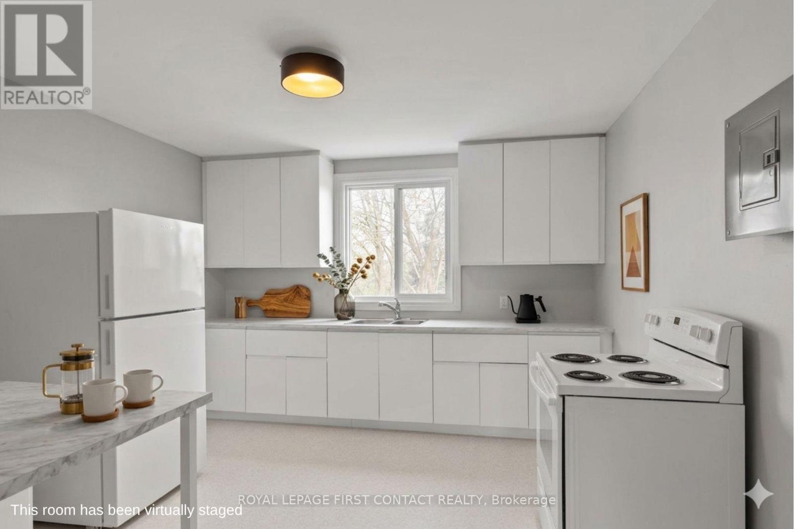 134 Napier Street, Barrie, ON - Indoor Photo Showing Kitchen