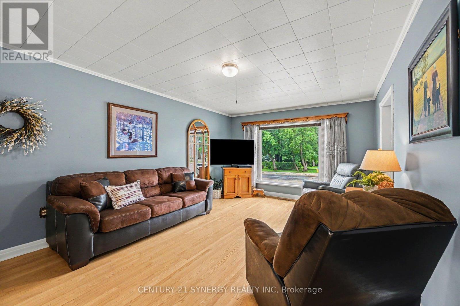 Living Room - 5 Queen Street, Smiths Falls, ON - Indoor Photo Showing Living Room