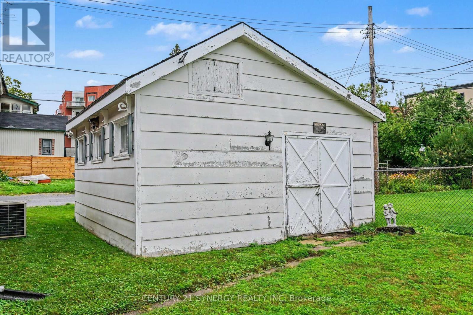 Shop measures 17'7\"x17'8\", built/permitted in 1989 - 5 Queen Street, Smiths Falls, ON - Outdoor