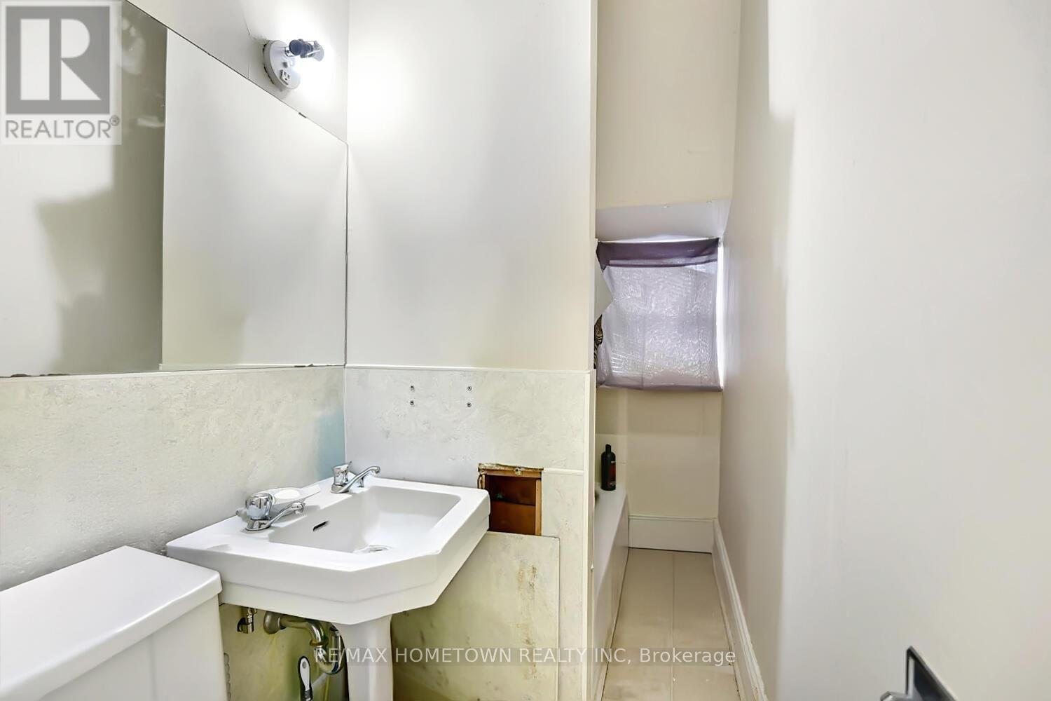 64 King Street E, Brockville, ON - Indoor Photo Showing Bathroom