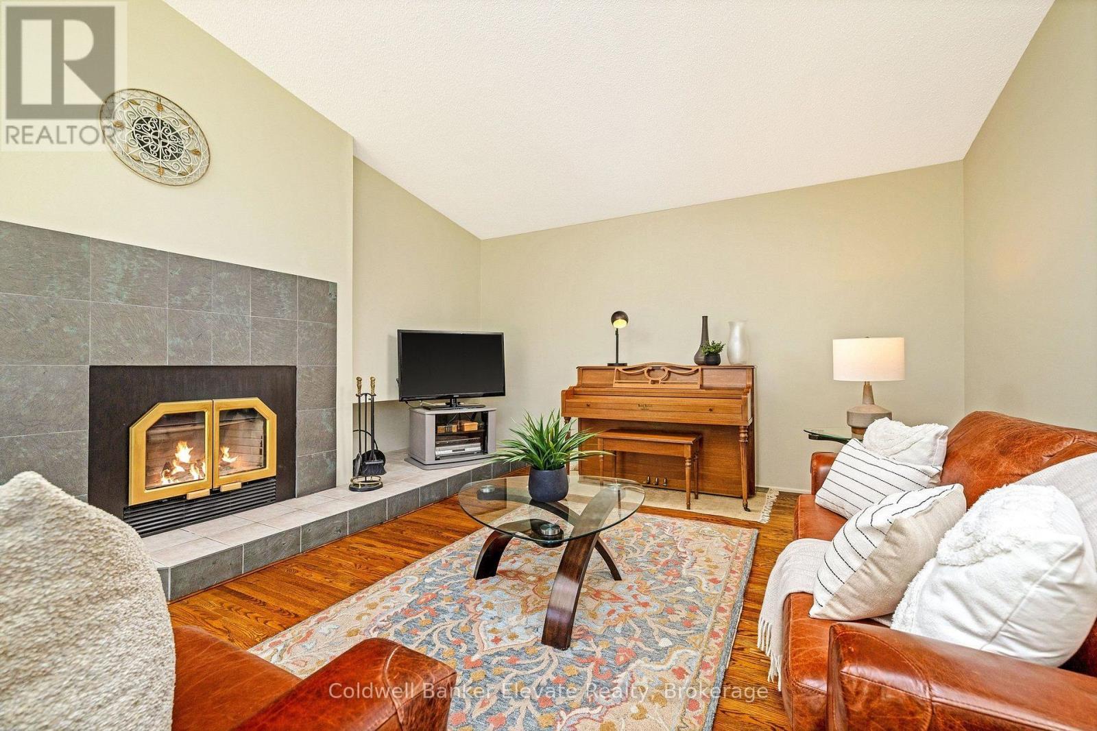 5126 Ninth Line, Erin, ON - Indoor Photo Showing Living Room With Fireplace