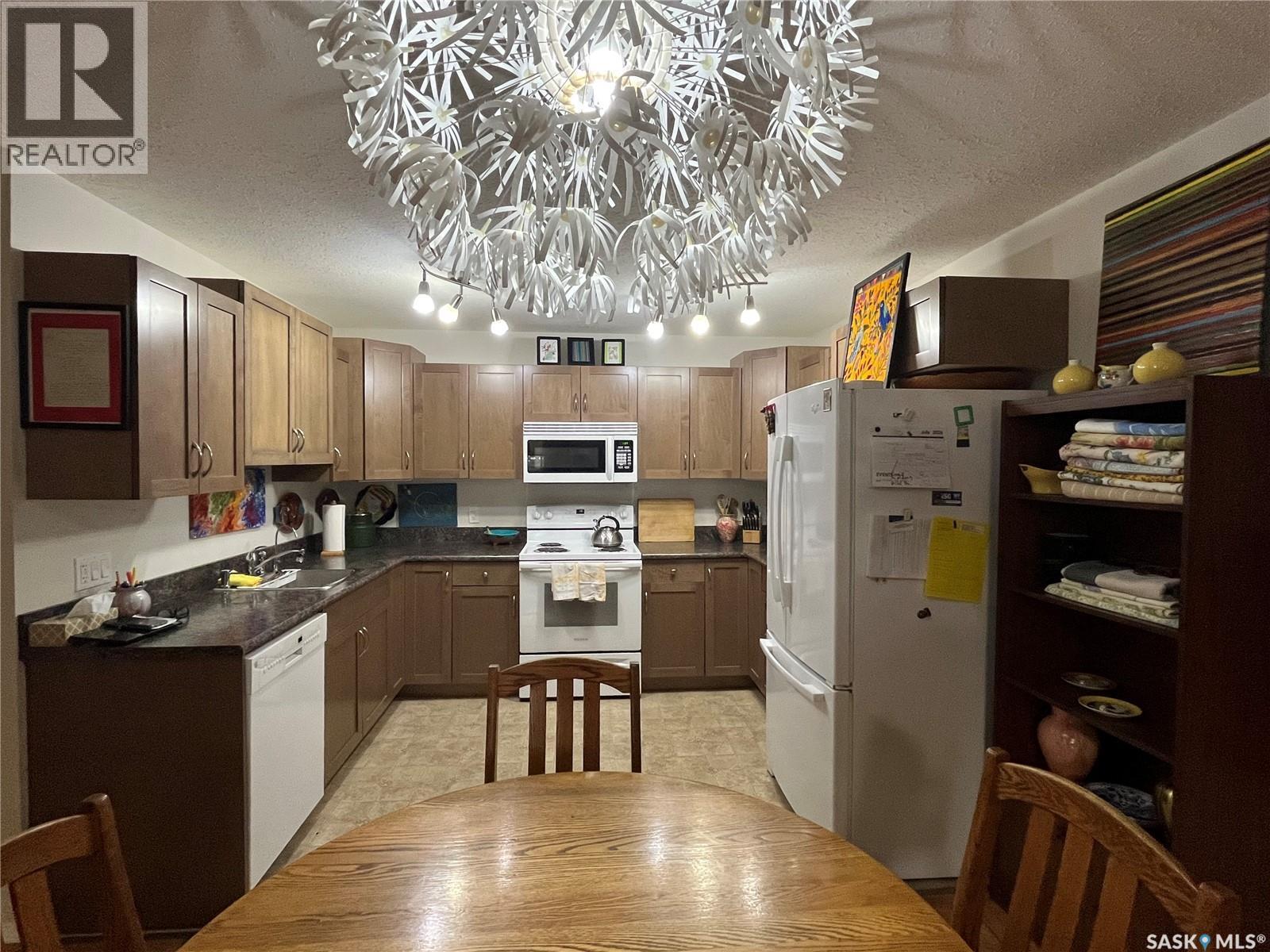 102 825 Gladstone Street E, Swift Current, SK - Indoor