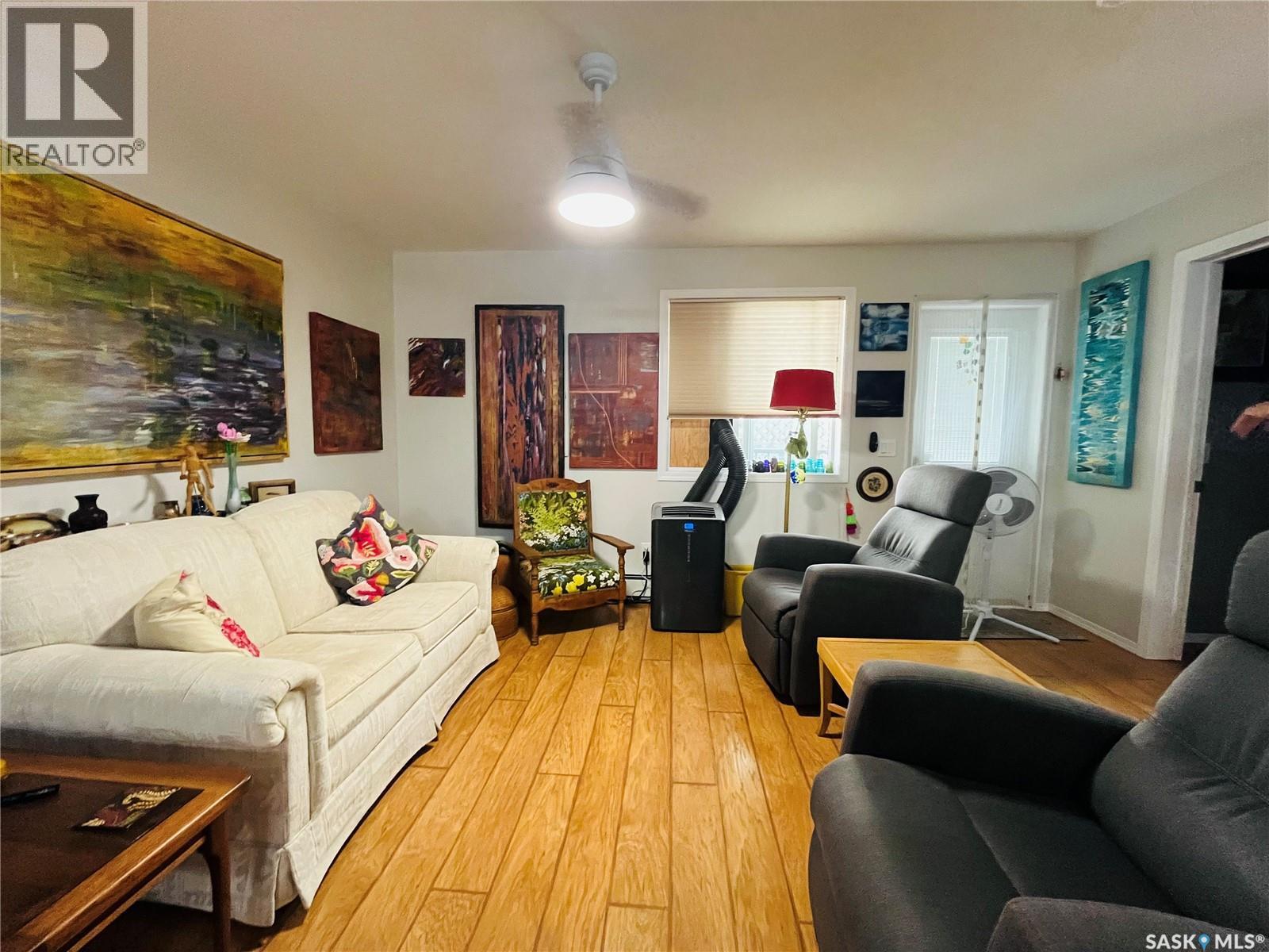 102 825 Gladstone Street E, Swift Current, SK - Indoor Photo Showing Living Room