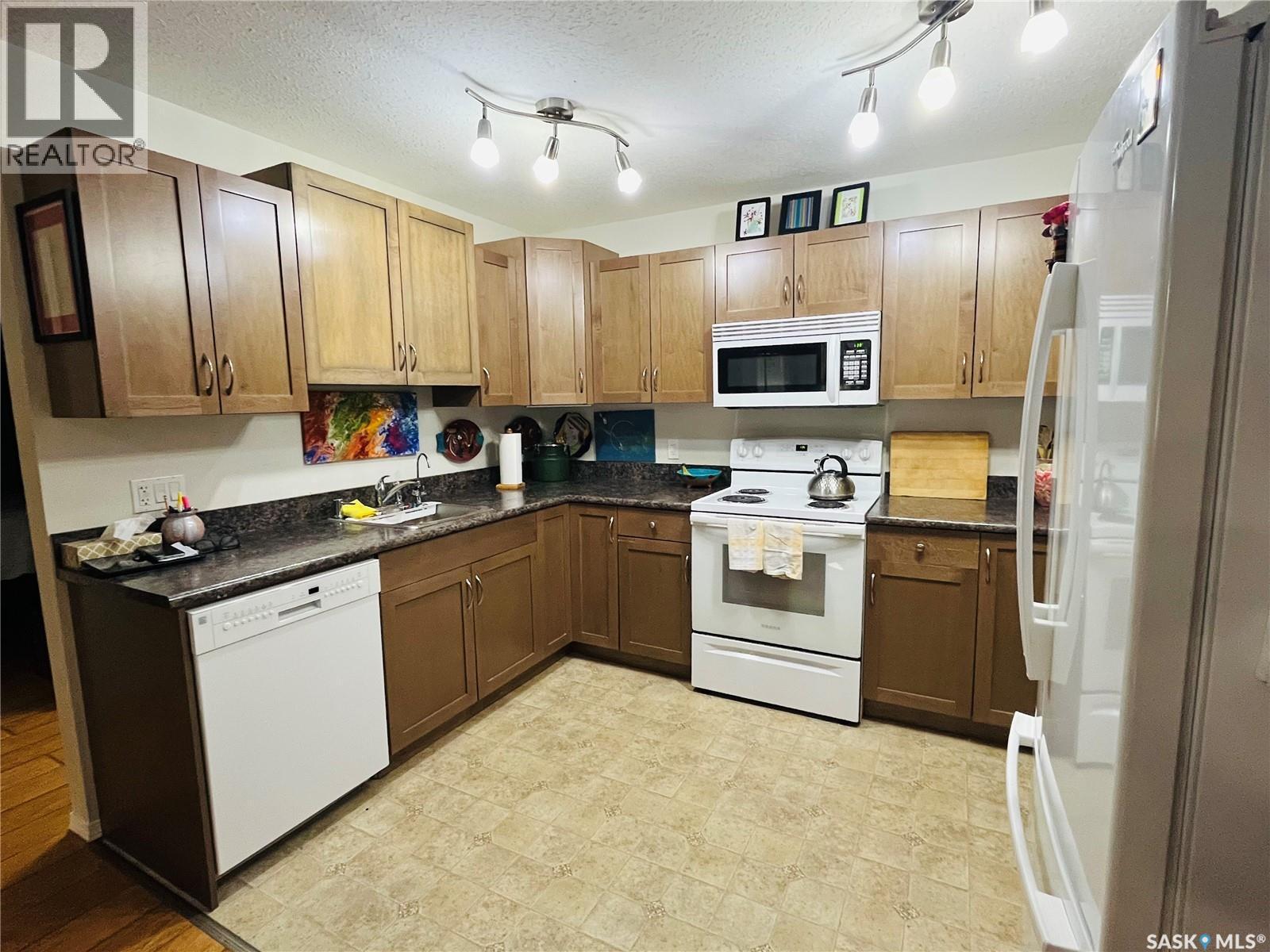 102 825 Gladstone Street E, Swift Current, SK - Indoor Photo Showing Kitchen With Double Sink