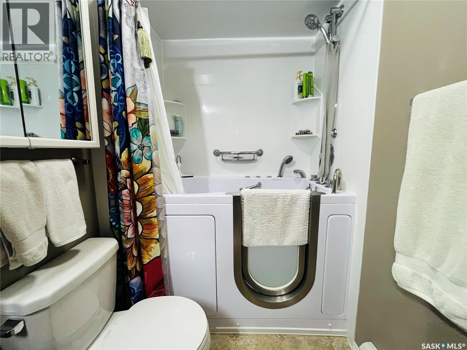 102 825 Gladstone Street E, Swift Current, SK - Indoor Photo Showing Laundry Room