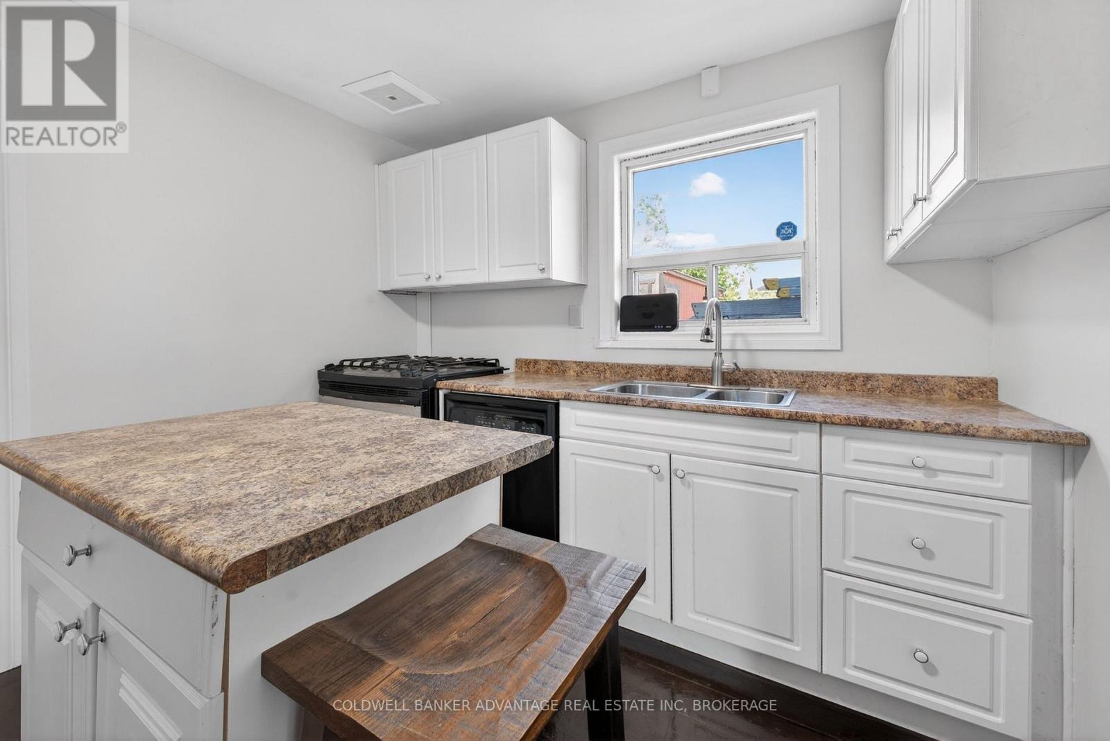Kitchen - 614 Waterloo Street, Hamilton (Parkview), ON - Indoor Photo Showing Kitchen With Double Sink
