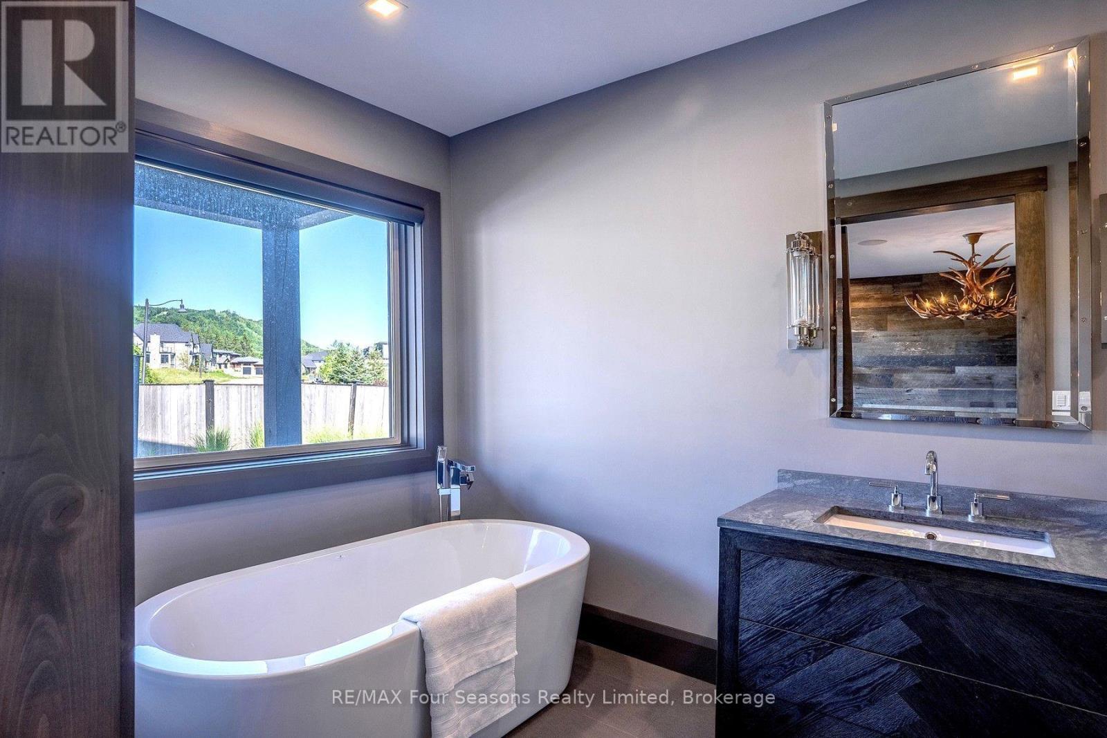5PC ENSUITE BATH MAIN LEVEL PRIMARY - 116 Arnot Crescent, Blue Mountains, ON - Indoor Photo Showing Bathroom