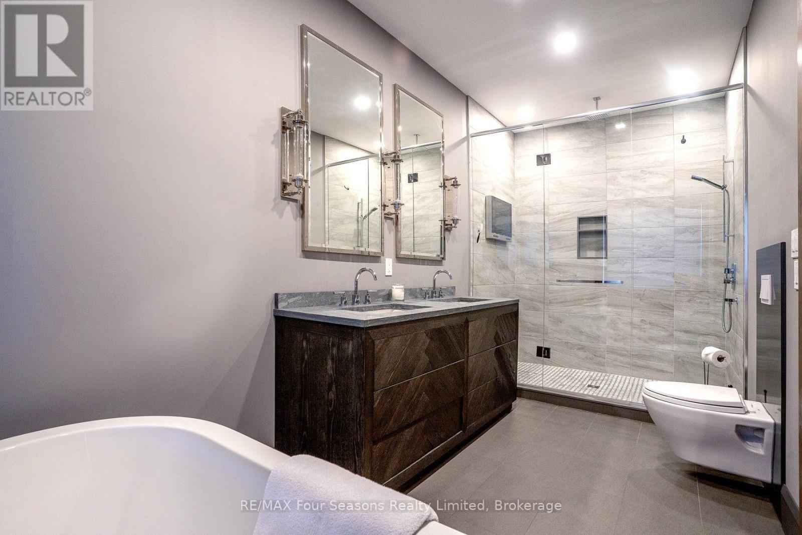 5PC ENSUITE BATH PRIMARY MAIN LEVEL - 116 Arnot Crescent, Blue Mountains, ON - Indoor Photo Showing Bathroom