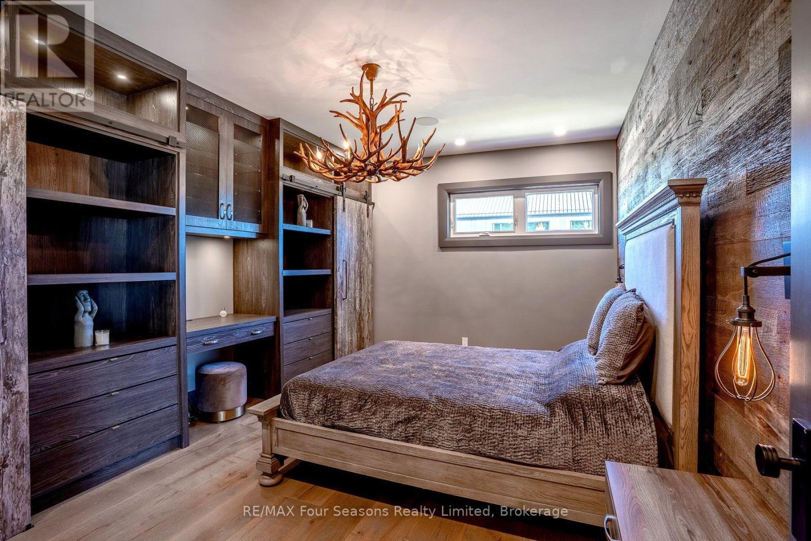 MAIN LEVEL 2ND BEDROOM BUILT IN CLOSETS - 116 Arnot Crescent, Blue Mountains, ON - Indoor Photo Showing Bedroom
