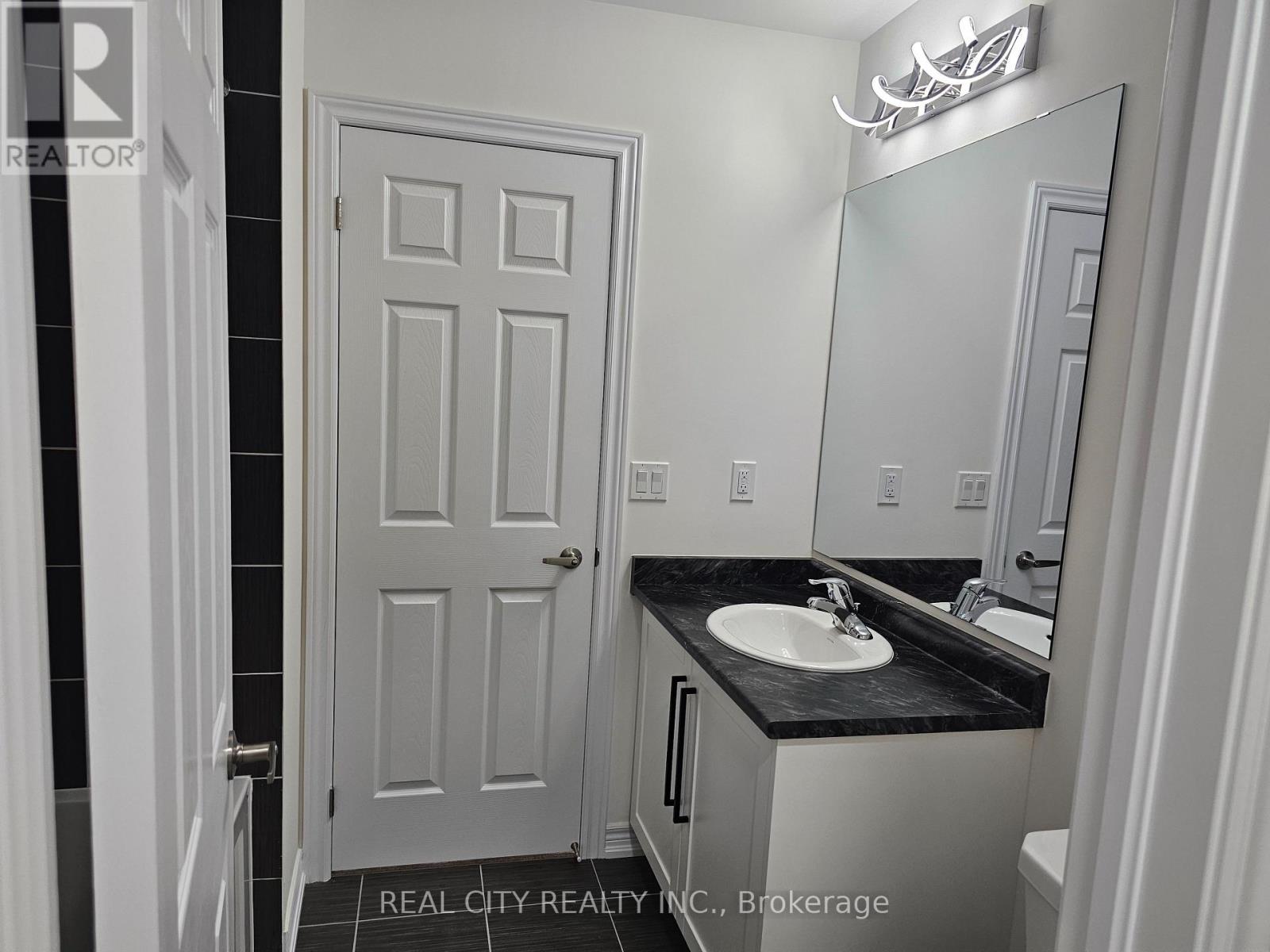 2873 Whites Road, Pickering, ON - Indoor Photo Showing Bathroom