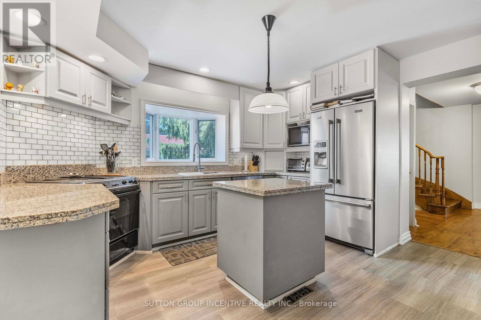 149 Blake Street, Barrie, ON - Indoor Photo Showing Kitchen With Upgraded Kitchen