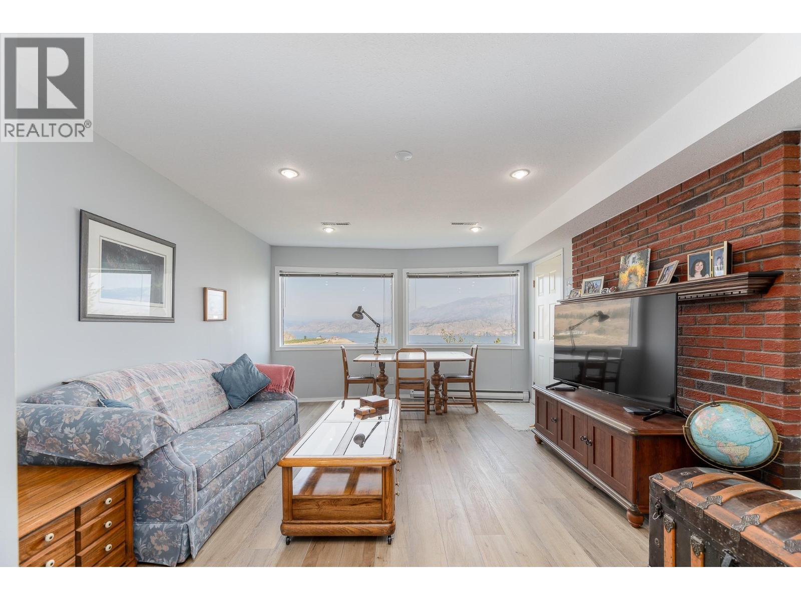 129 Sumac Ridge Drive, Summerland, BC - Indoor Photo Showing Living Room