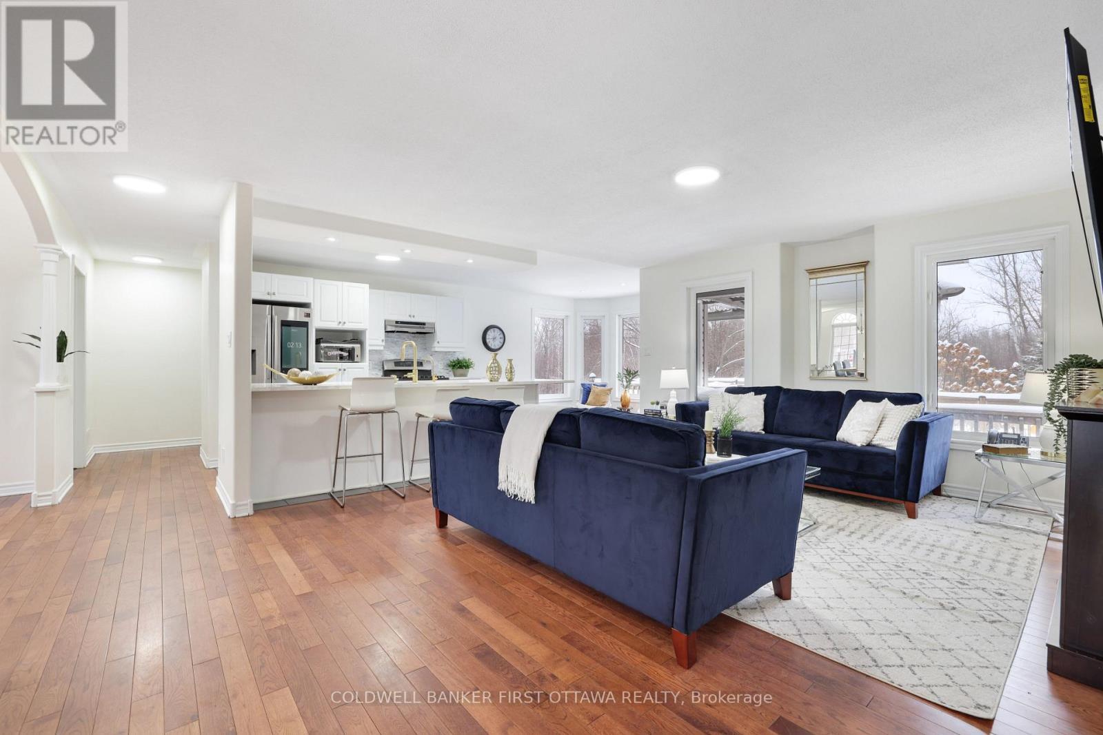 11 Rideau Crossing Crescent, North Grenville, ON - Indoor Photo Showing Living Room