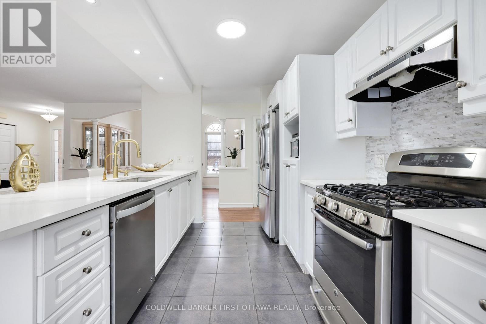 11 Rideau Crossing Crescent, North Grenville, ON - Indoor Photo Showing Kitchen With Upgraded Kitchen