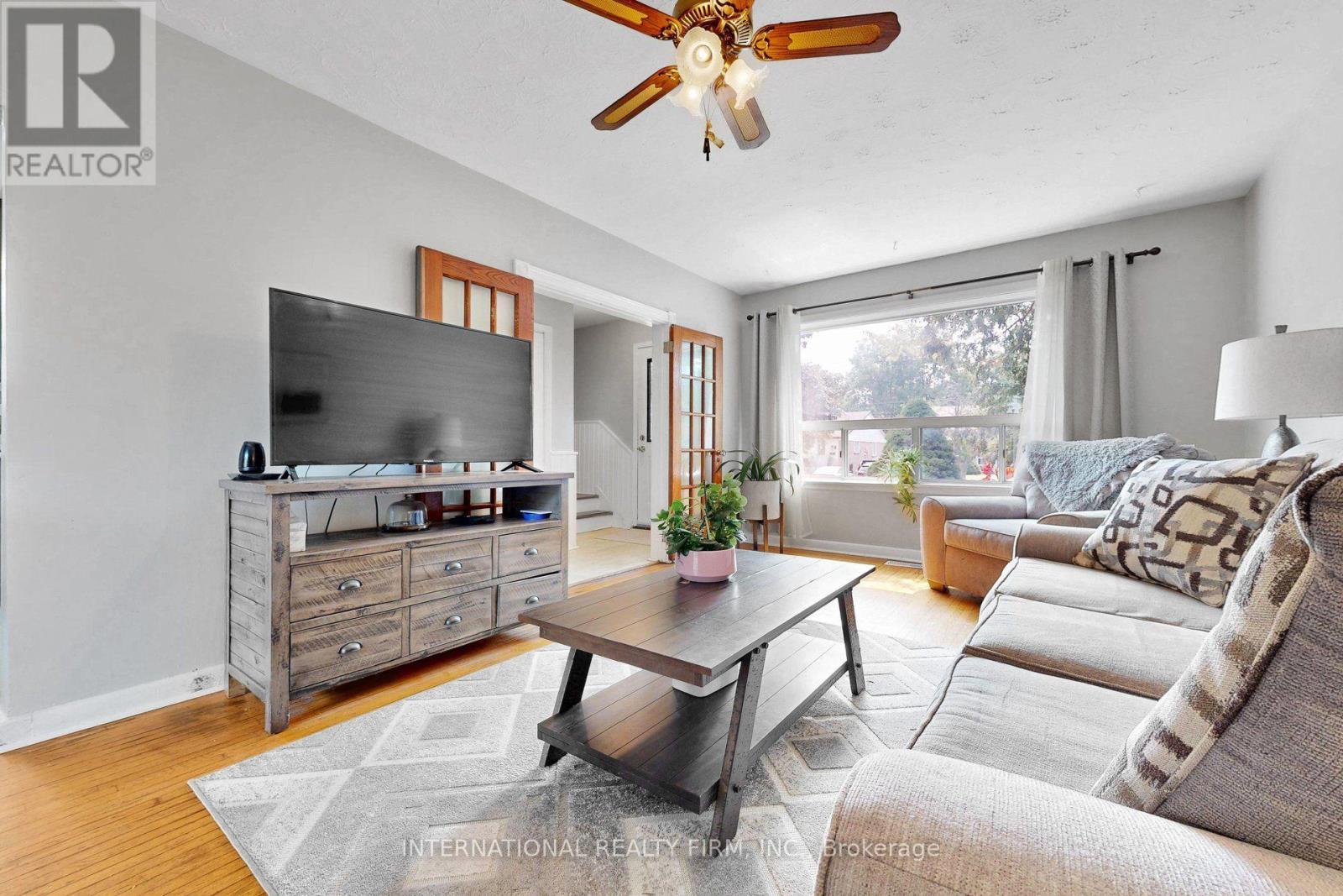 62 Porchester Drive, Toronto, ON - Indoor Photo Showing Living Room