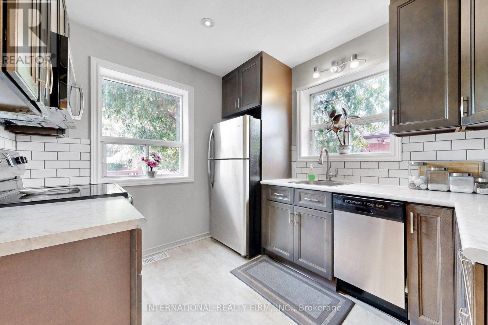 62 Porchester Drive, Toronto, ON - Indoor Photo Showing Kitchen