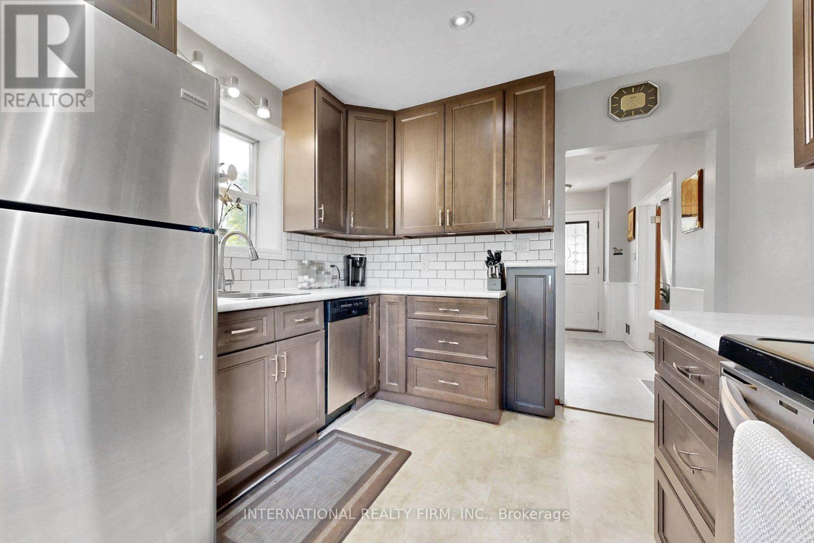 62 Porchester Drive, Toronto, ON - Indoor Photo Showing Kitchen
