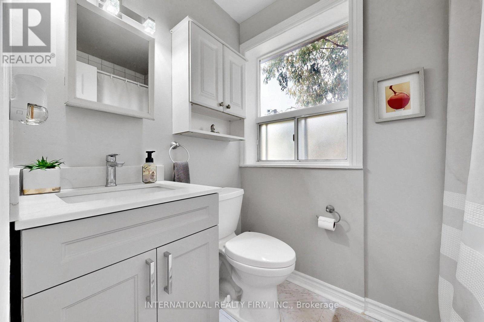 62 Porchester Drive, Toronto, ON - Indoor Photo Showing Bathroom