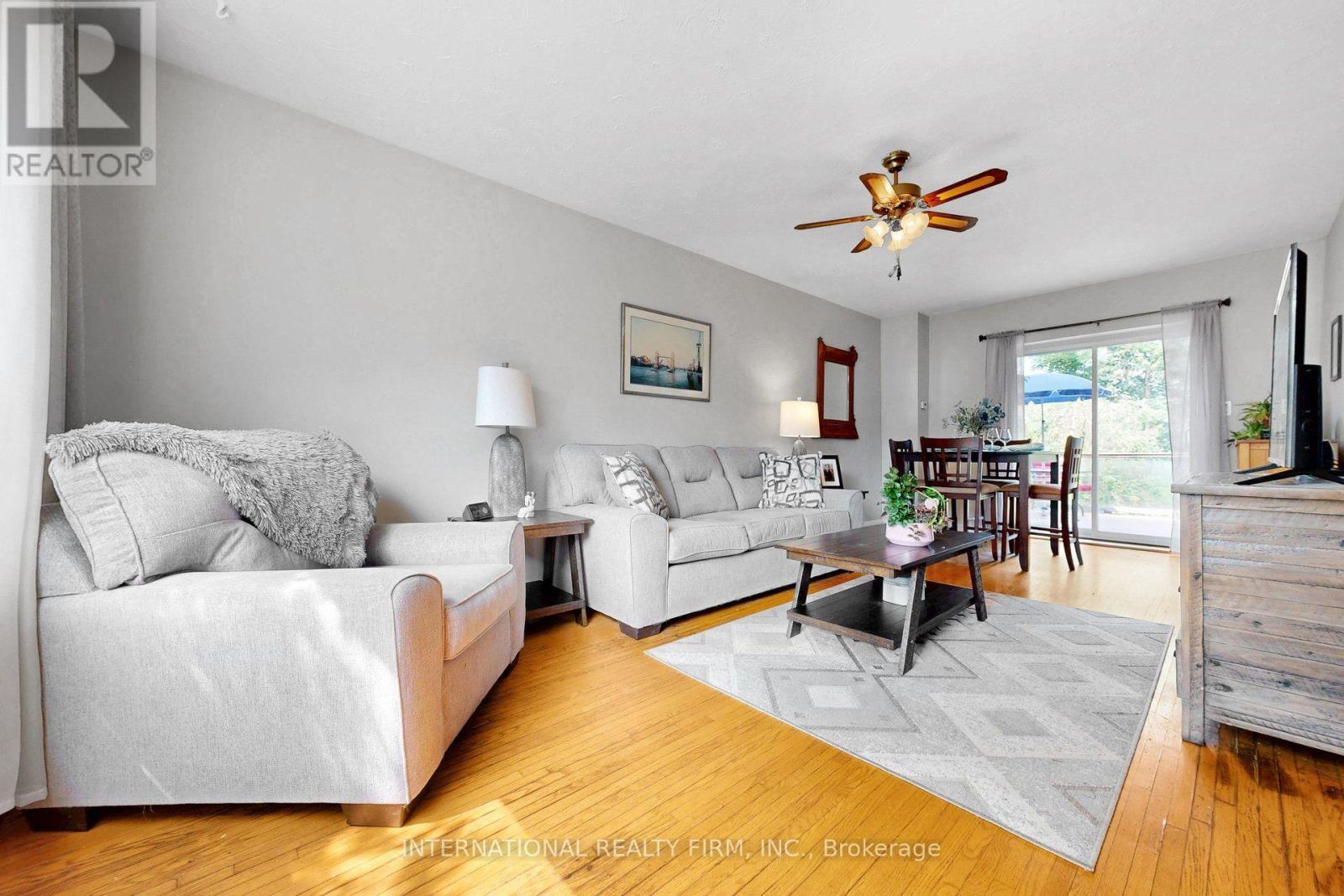 62 Porchester Drive, Toronto, ON - Indoor Photo Showing Living Room