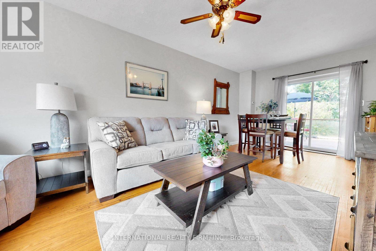 62 Porchester Drive, Toronto, ON - Indoor Photo Showing Living Room