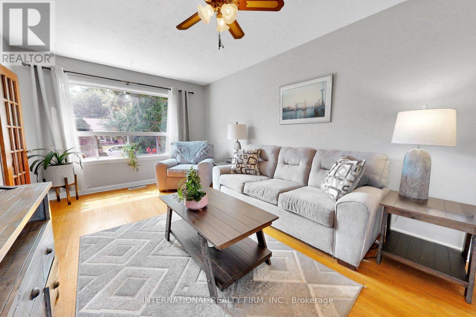 62 Porchester Drive, Toronto, ON - Indoor Photo Showing Living Room