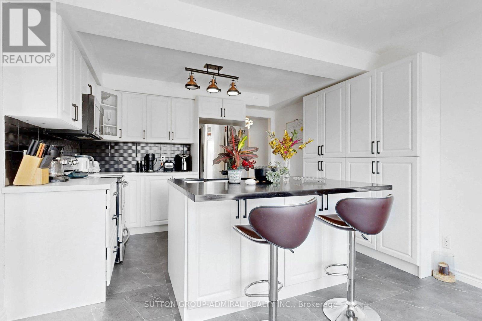 879 Peggoty Circle, Oshawa, ON - Indoor Photo Showing Kitchen With Upgraded Kitchen