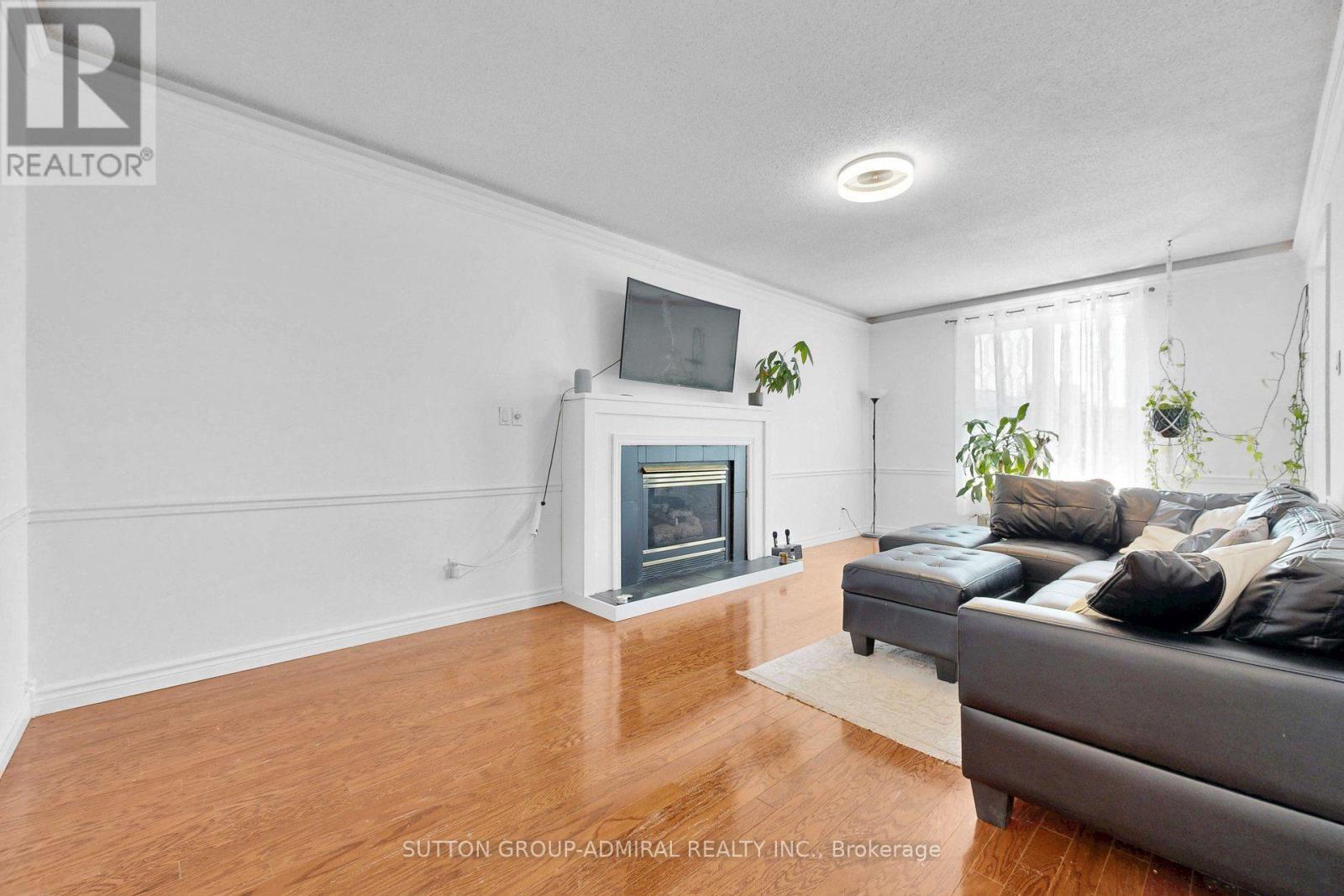 879 Peggoty Circle, Oshawa, ON - Indoor Photo Showing Living Room With Fireplace