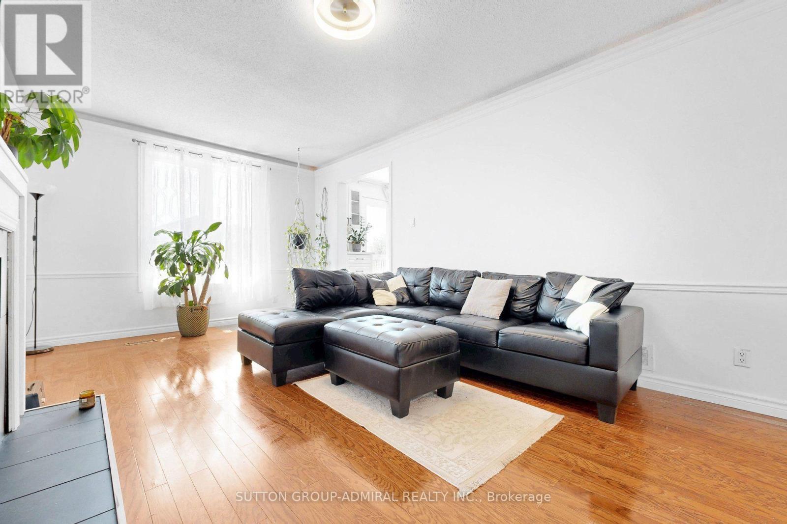 879 Peggoty Circle, Oshawa, ON - Indoor Photo Showing Living Room