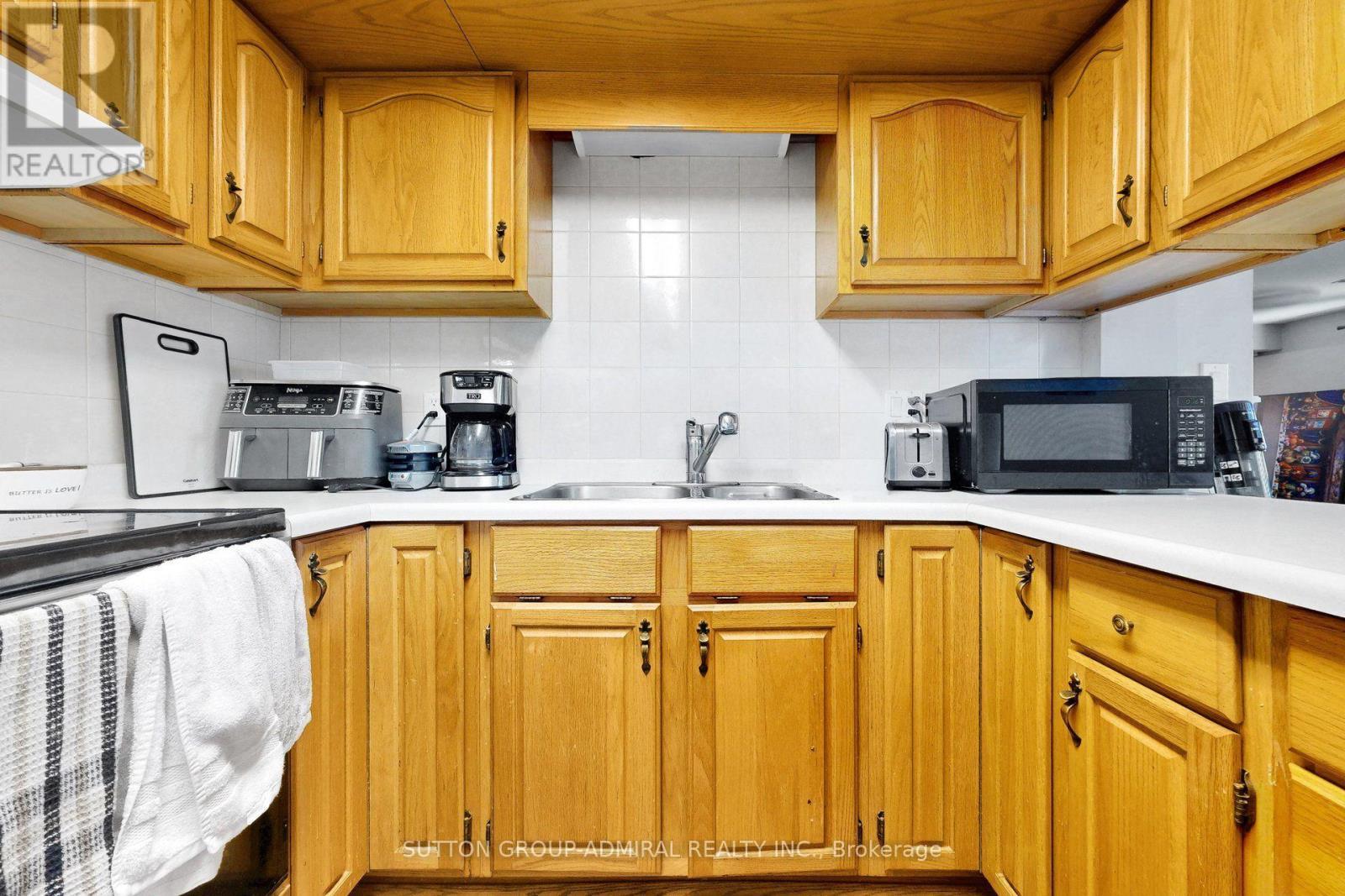 879 Peggoty Circle, Oshawa, ON - Indoor Photo Showing Kitchen With Double Sink