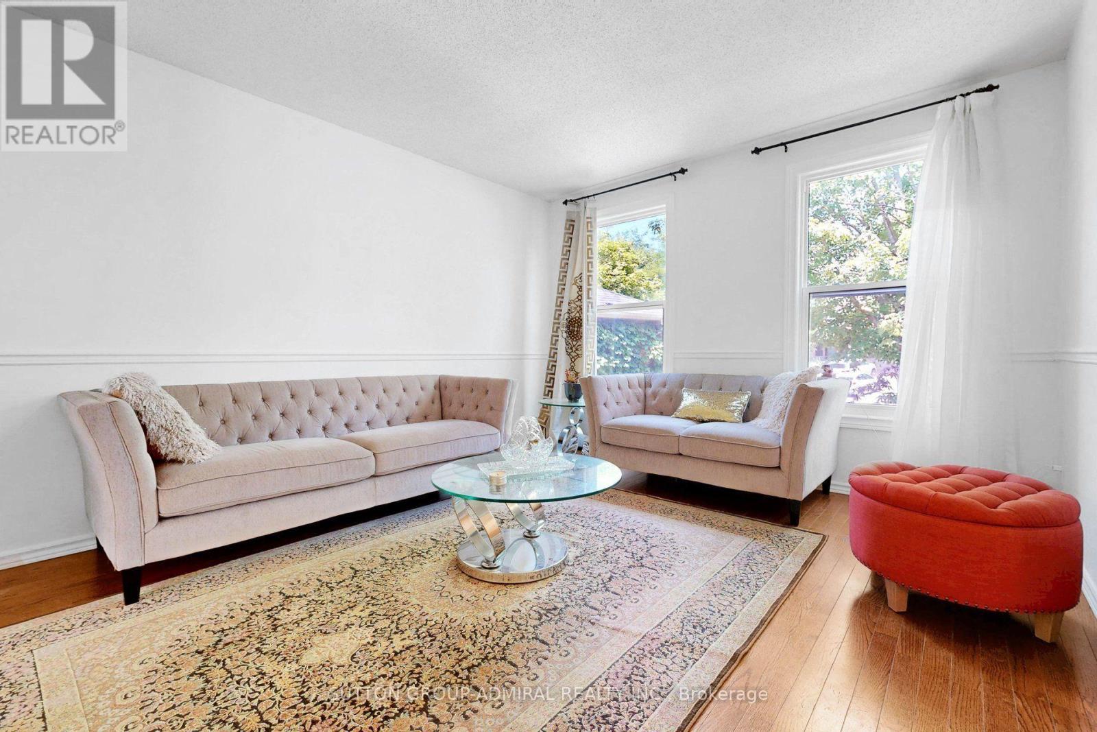 879 Peggoty Circle, Oshawa, ON - Indoor Photo Showing Living Room