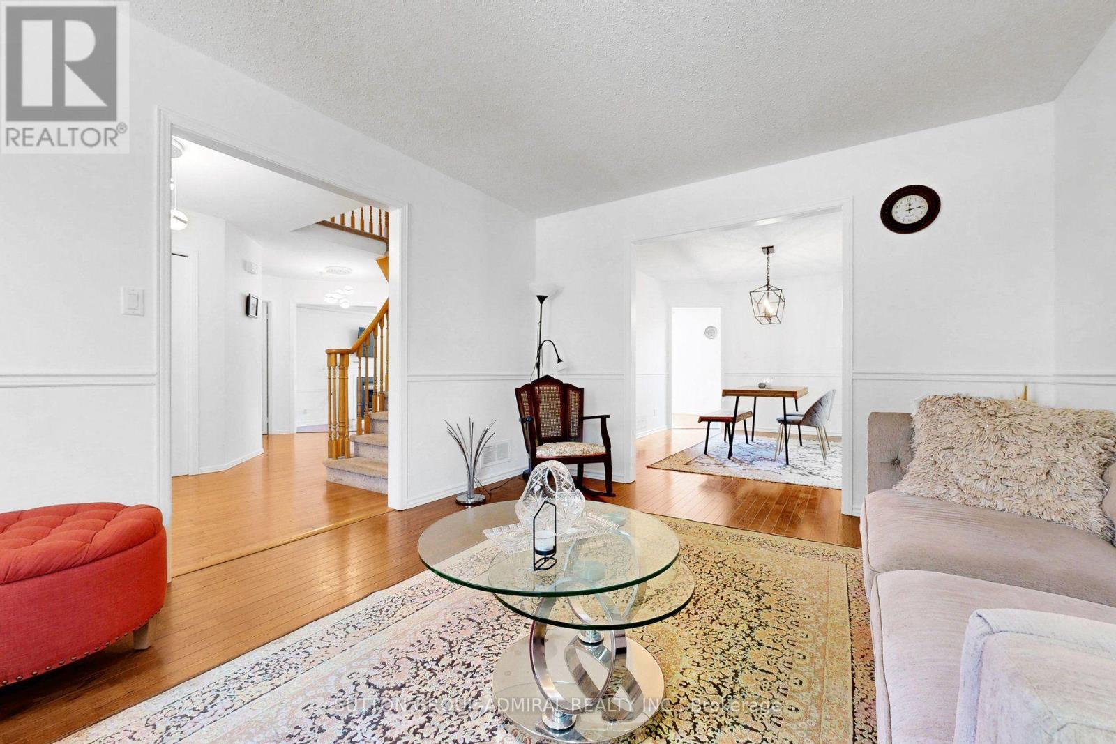 879 Peggoty Circle, Oshawa, ON - Indoor Photo Showing Living Room
