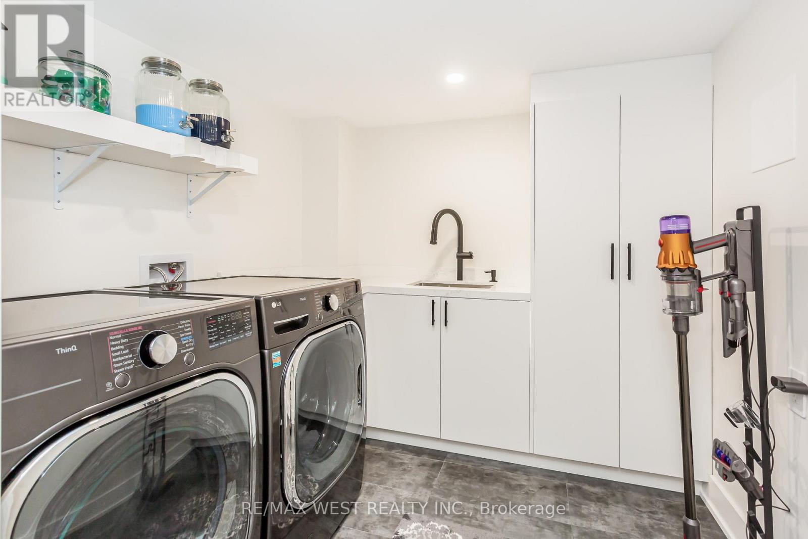 3437 Park Heights Way, Mississauga, ON - Indoor Photo Showing Laundry Room