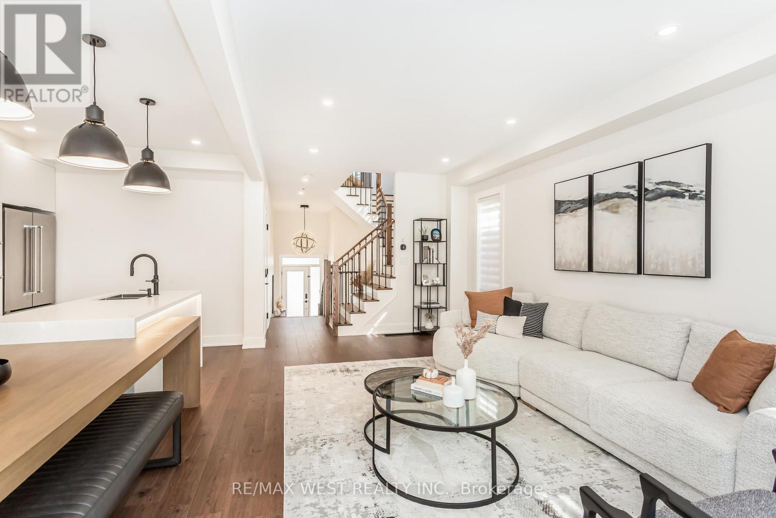 3437 Park Heights Way, Mississauga, ON - Indoor Photo Showing Living Room