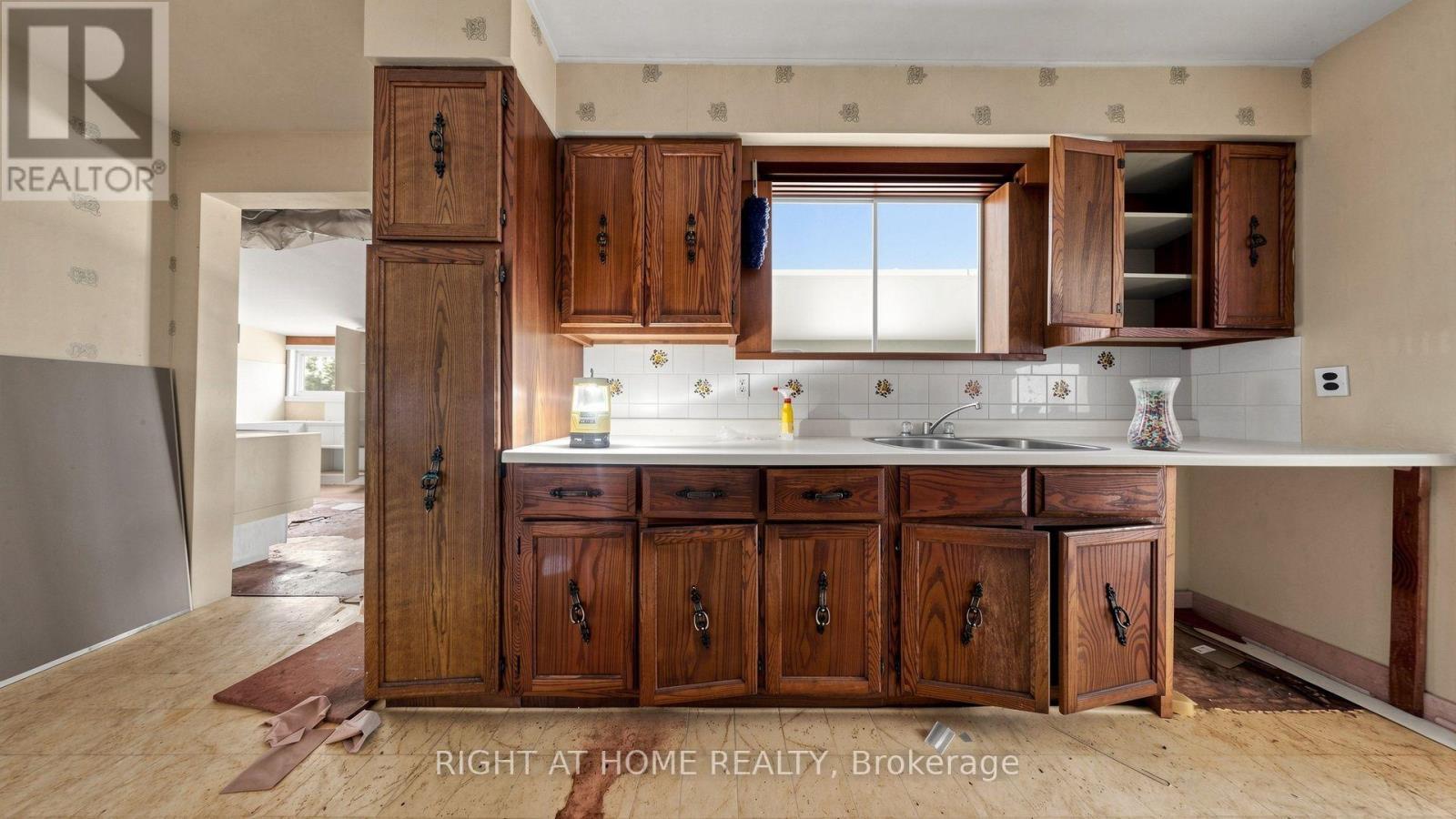 16558 Highway 48, Whitchurch-Stouffville, ON - Indoor Photo Showing Kitchen With Double Sink