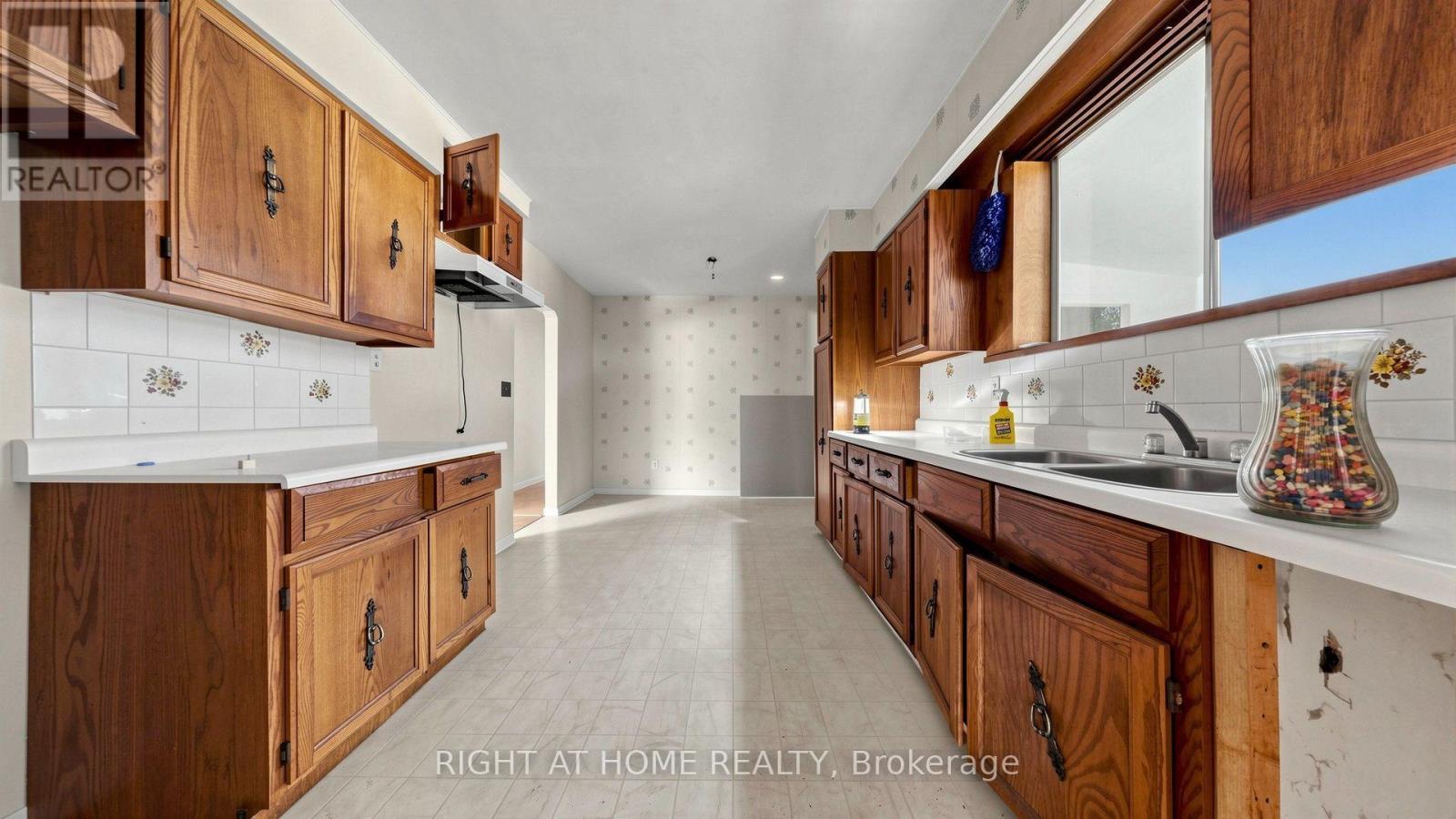 16558 Highway 48, Whitchurch-Stouffville, ON - Indoor Photo Showing Kitchen With Double Sink