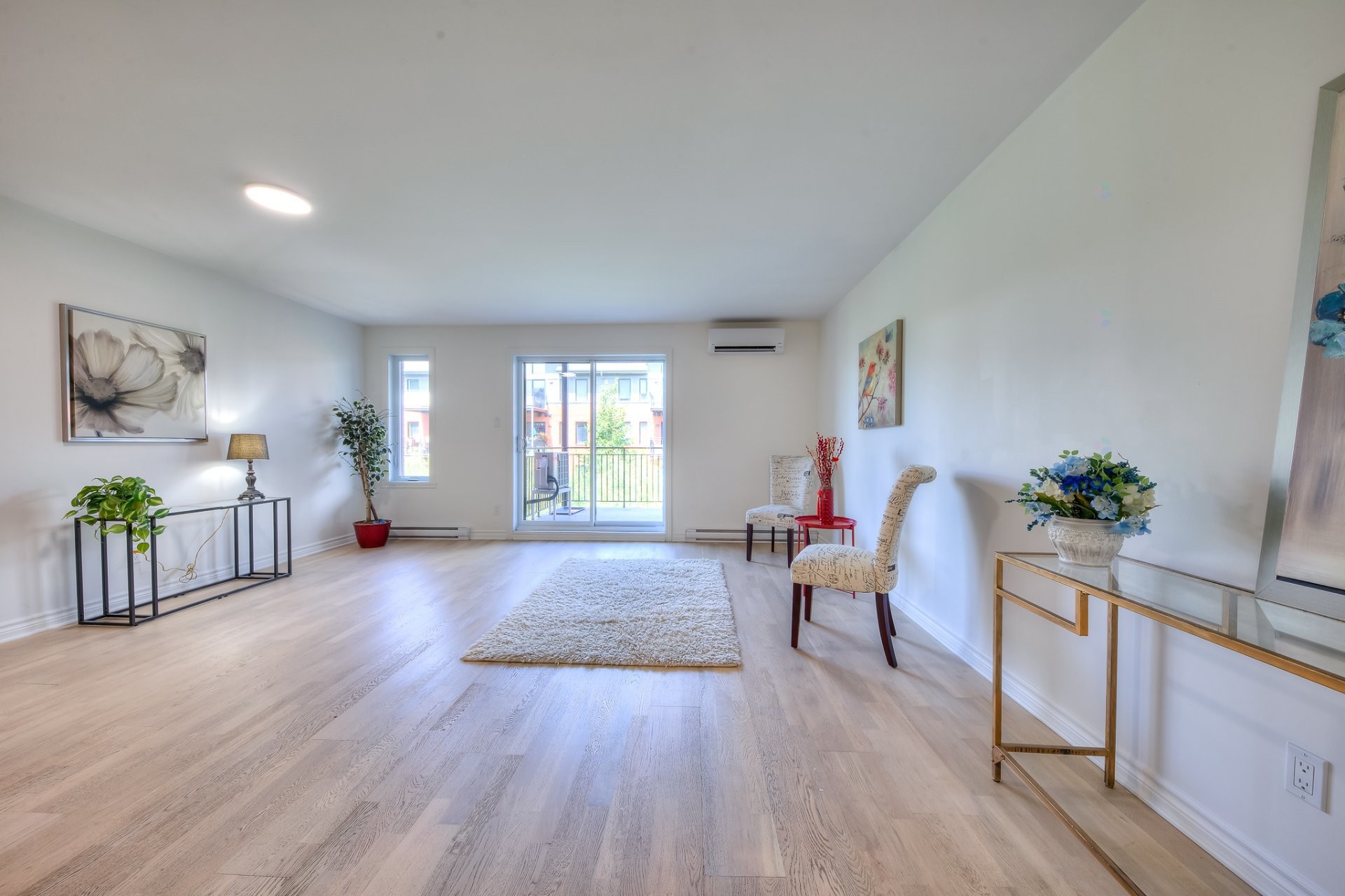 Living Room - 3-225 Boul. Bouchard, Dorval, QC - Indoor