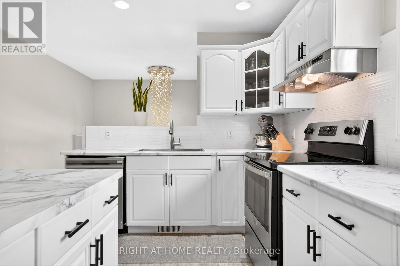 5524 Fraser Street, Niagara Falls, ON - Indoor Photo Showing Kitchen