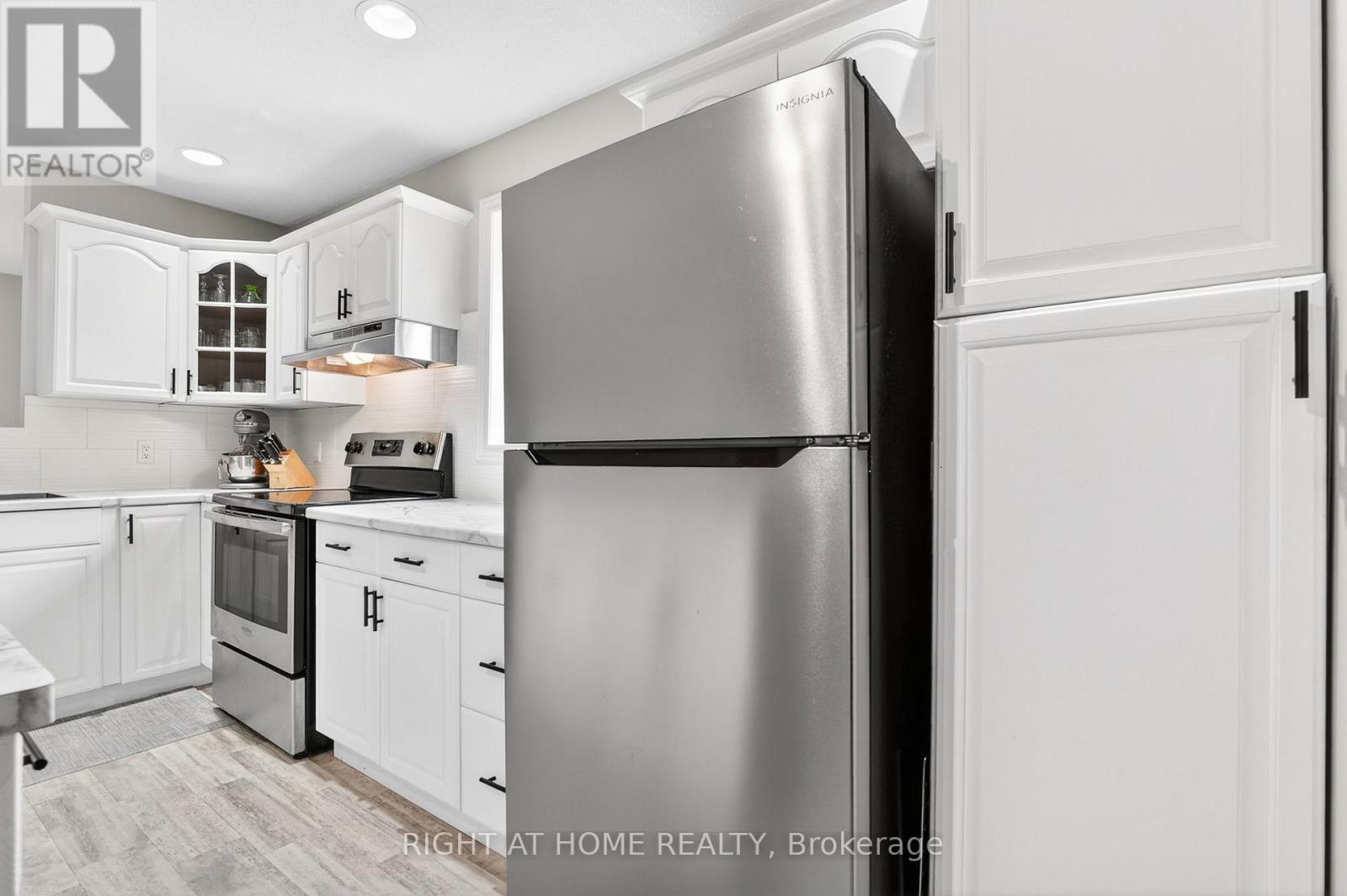 5524 Fraser Street, Niagara Falls, ON - Indoor Photo Showing Kitchen With Stainless Steel Kitchen