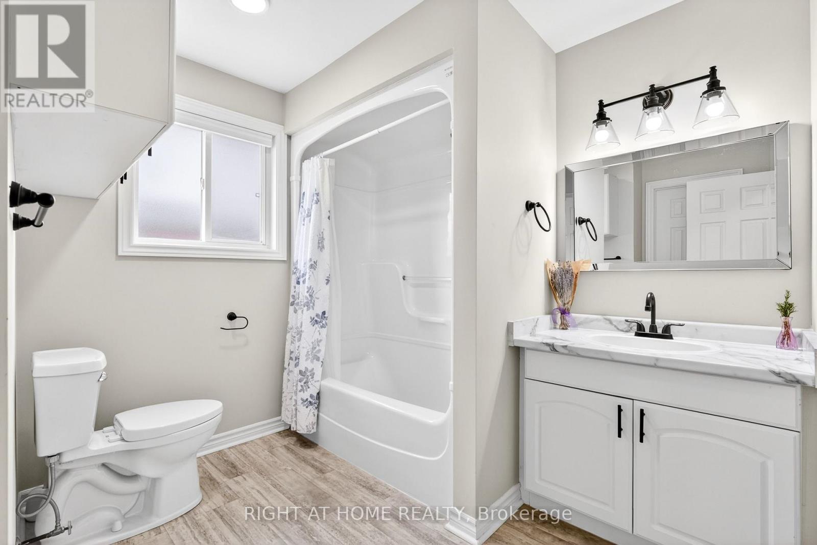 5524 Fraser Street, Niagara Falls, ON - Indoor Photo Showing Bathroom