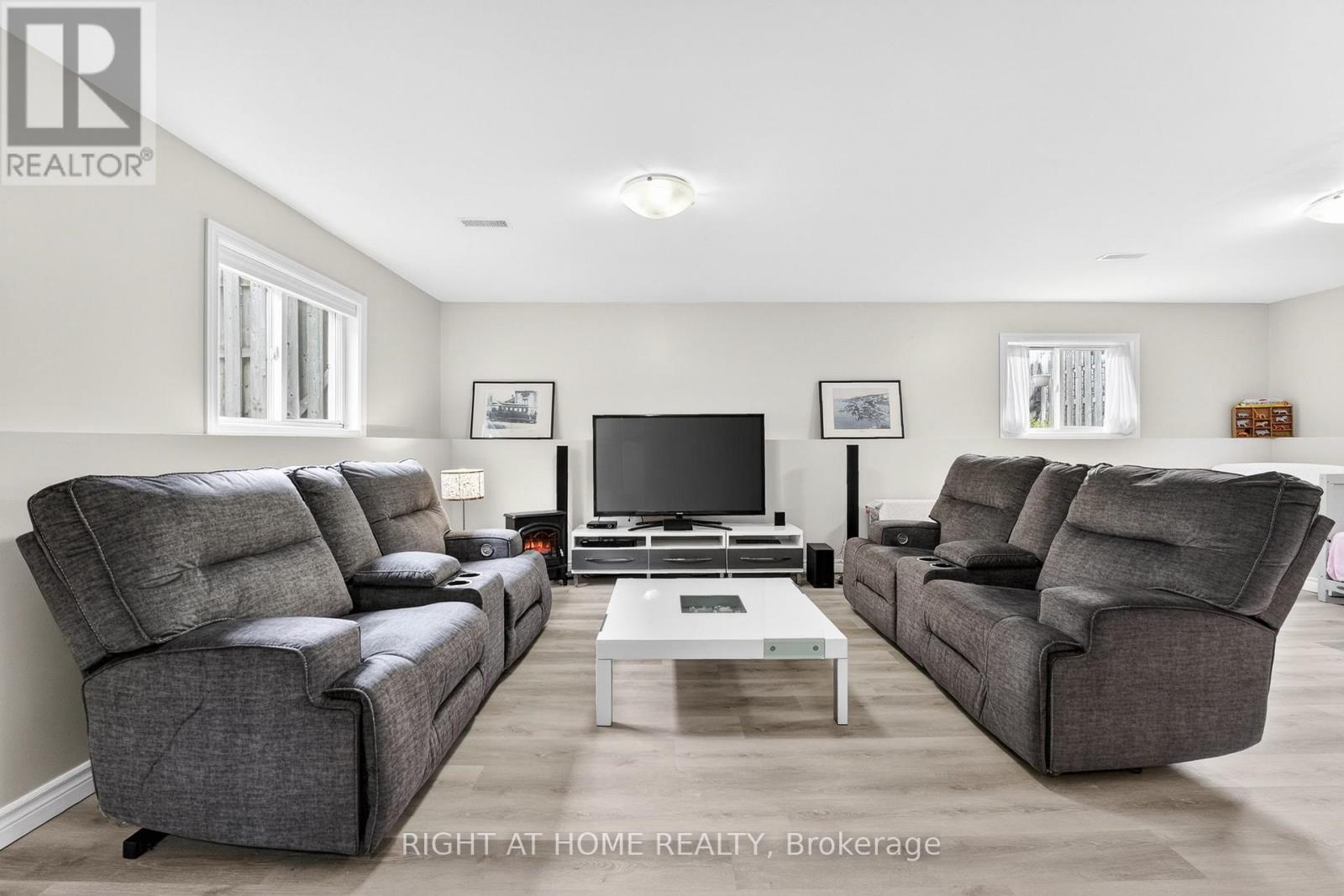 5524 Fraser Street, Niagara Falls, ON - Indoor Photo Showing Living Room