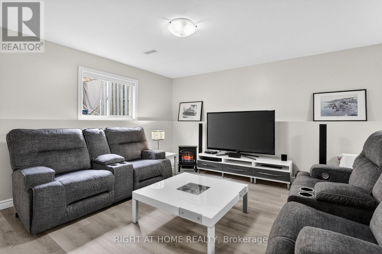 5524 Fraser Street, Niagara Falls, ON - Indoor Photo Showing Living Room