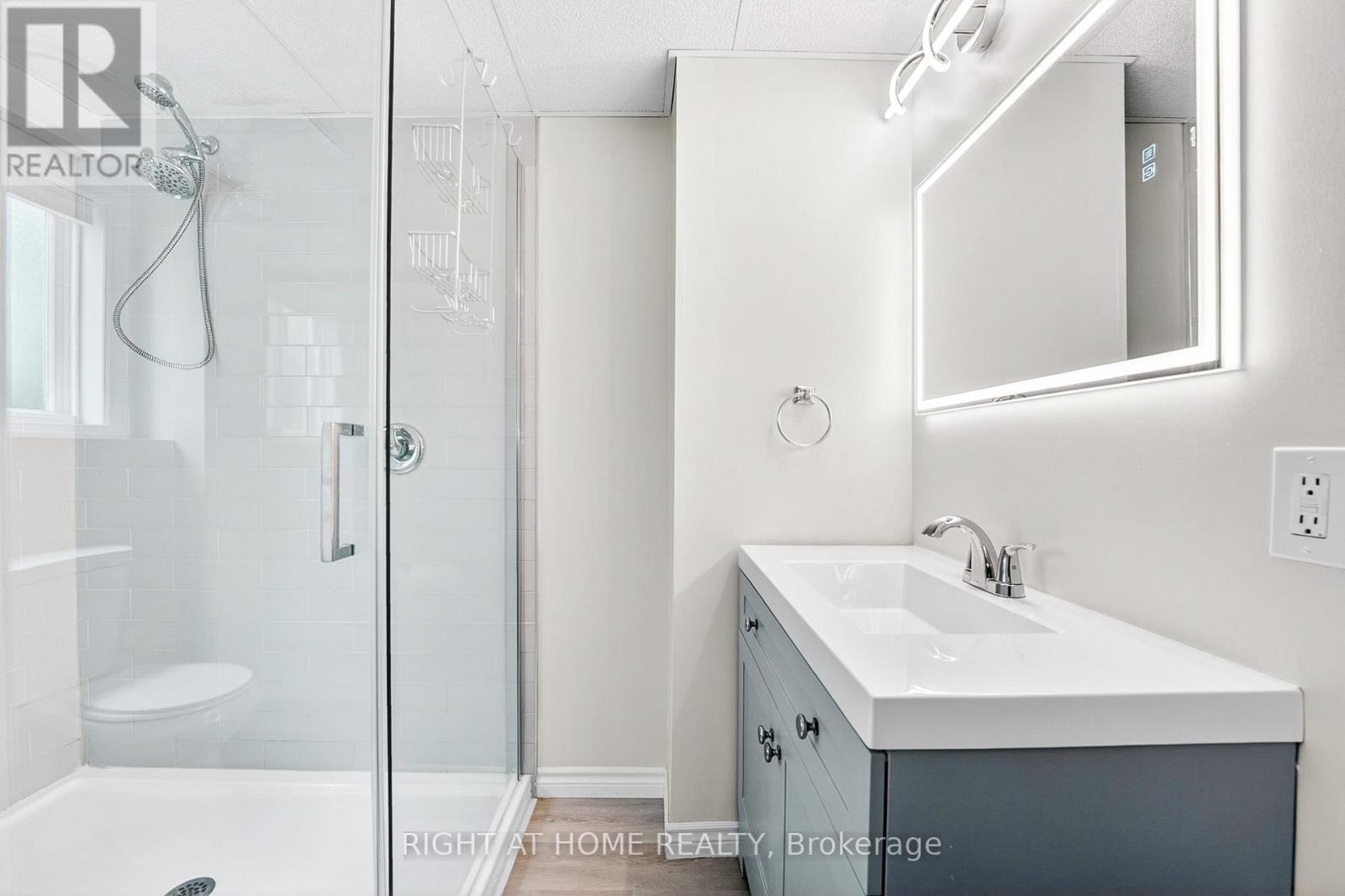 5524 Fraser Street, Niagara Falls, ON - Indoor Photo Showing Bathroom