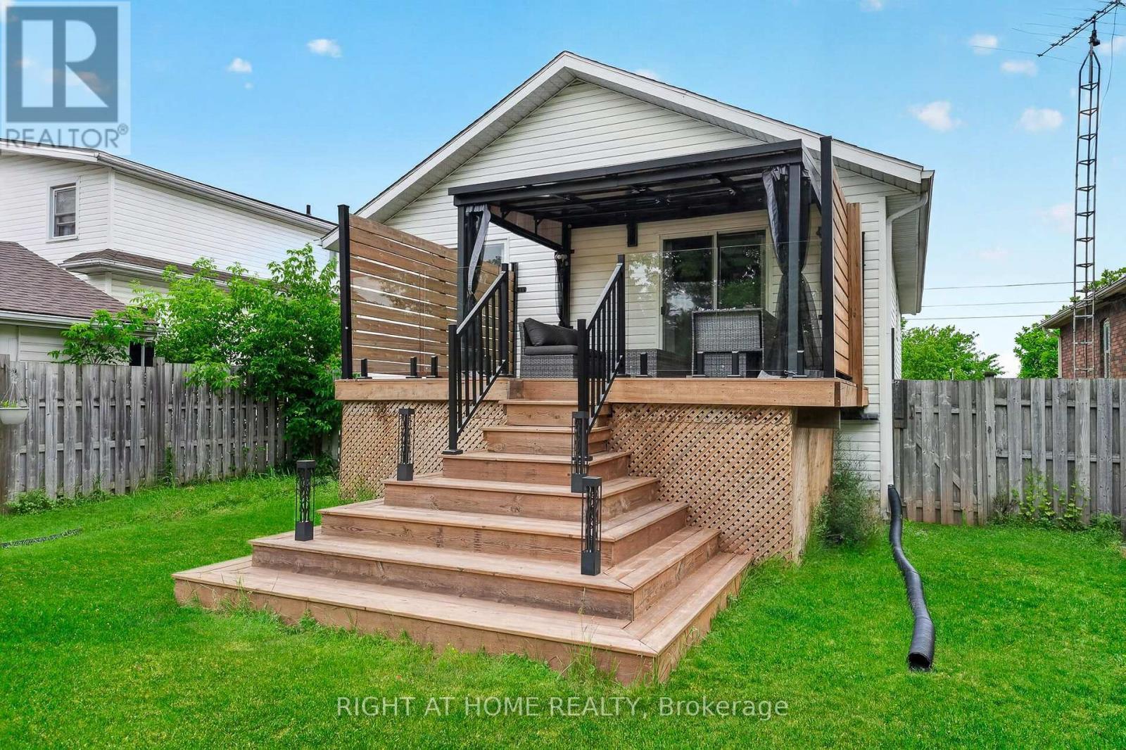 5524 Fraser Street, Niagara Falls, ON - Outdoor With Deck Patio Veranda