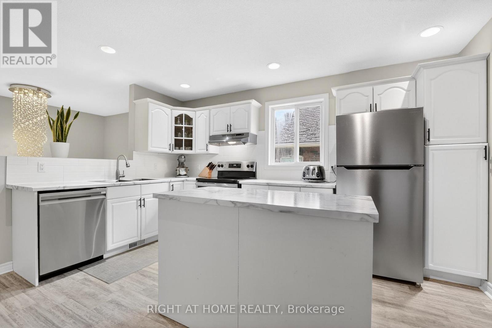 5524 Fraser Street, Niagara Falls, ON - Indoor Photo Showing Kitchen With Stainless Steel Kitchen