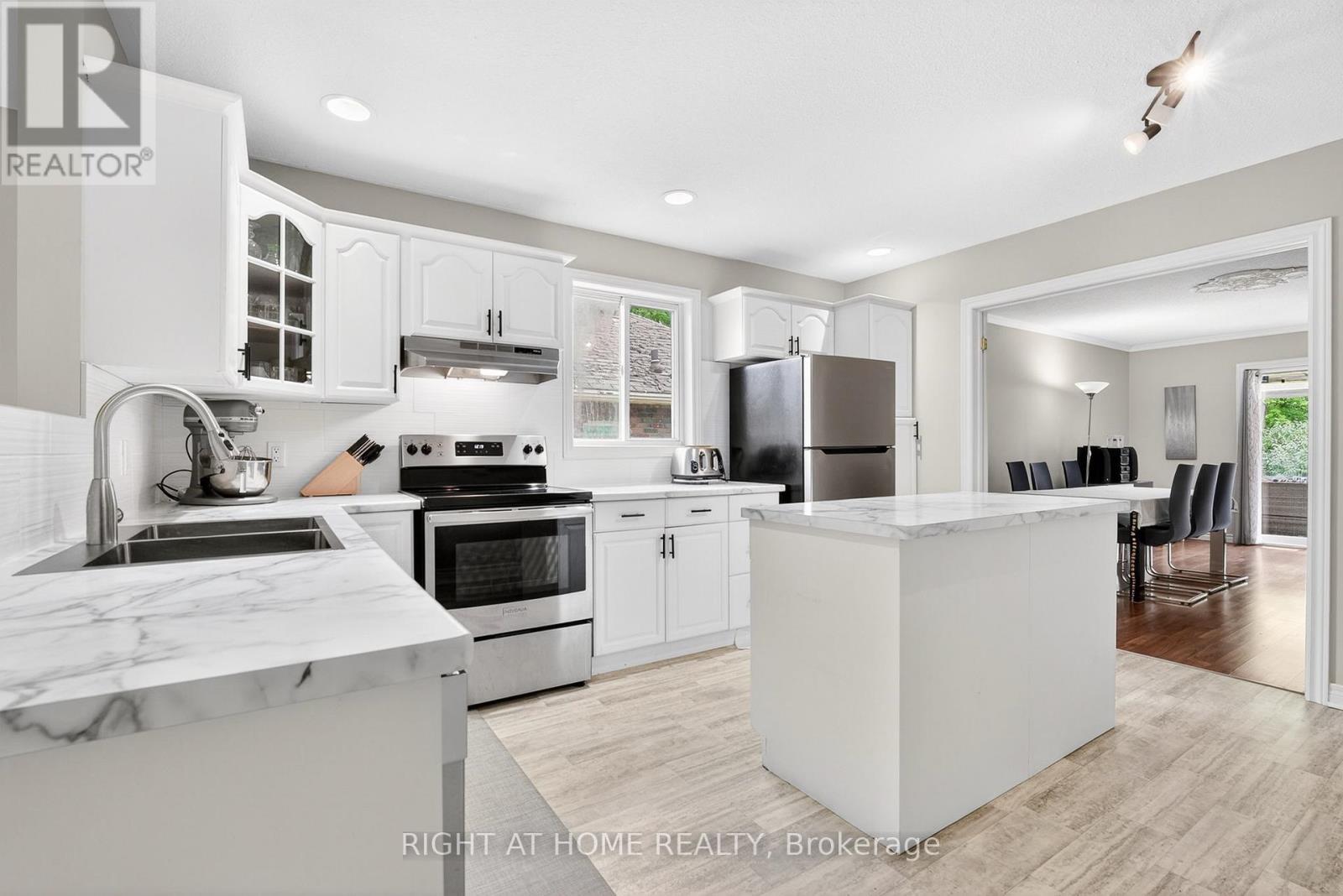 5524 Fraser Street, Niagara Falls, ON - Indoor Photo Showing Kitchen With Stainless Steel Kitchen