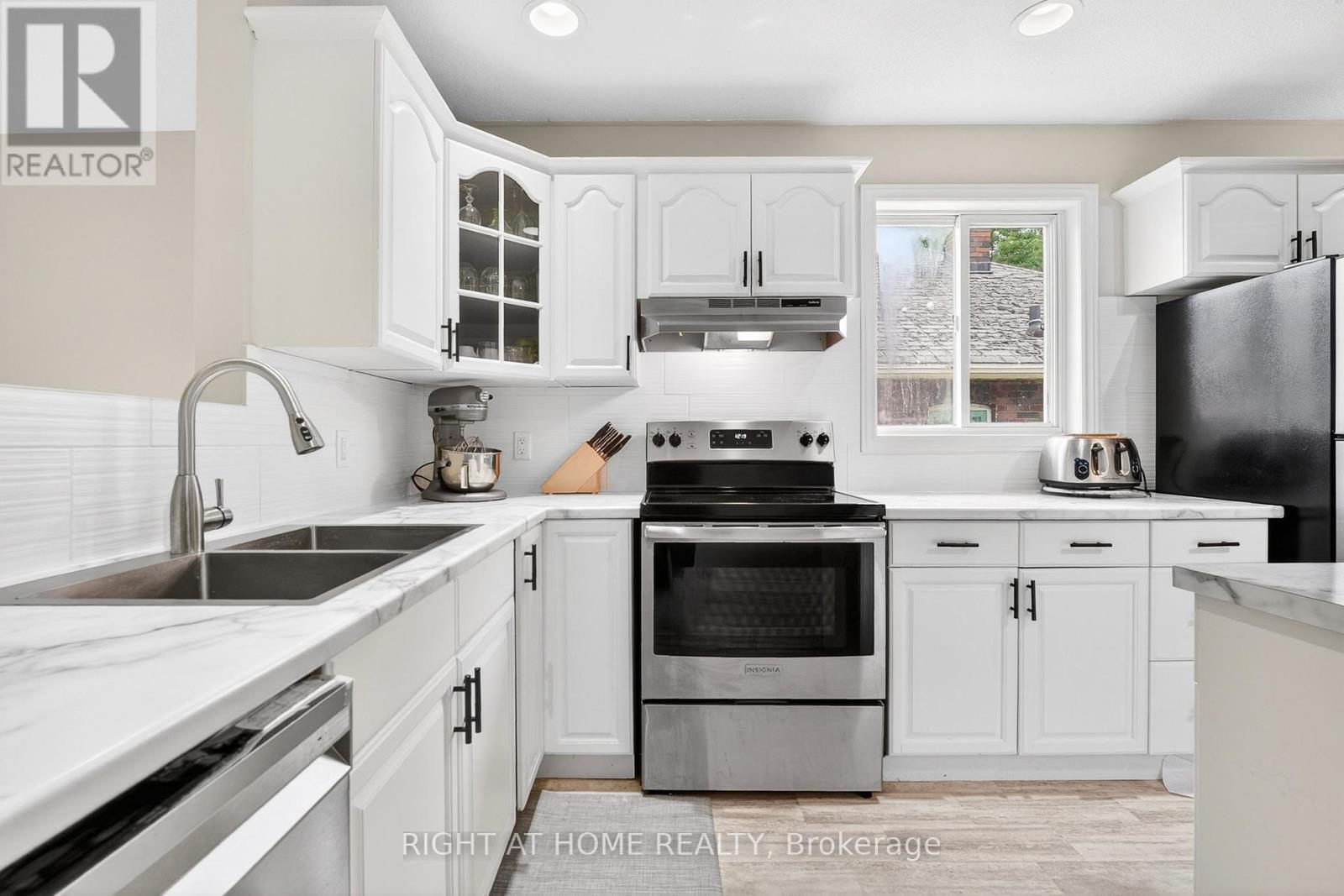 5524 Fraser Street, Niagara Falls, ON - Indoor Photo Showing Kitchen With Stainless Steel Kitchen With Double Sink With Upgraded Kitchen
